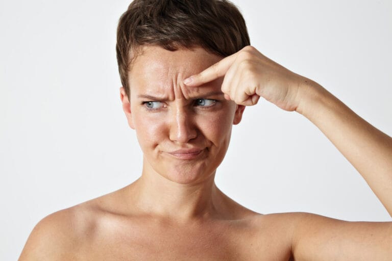 frau mit zornesfalte